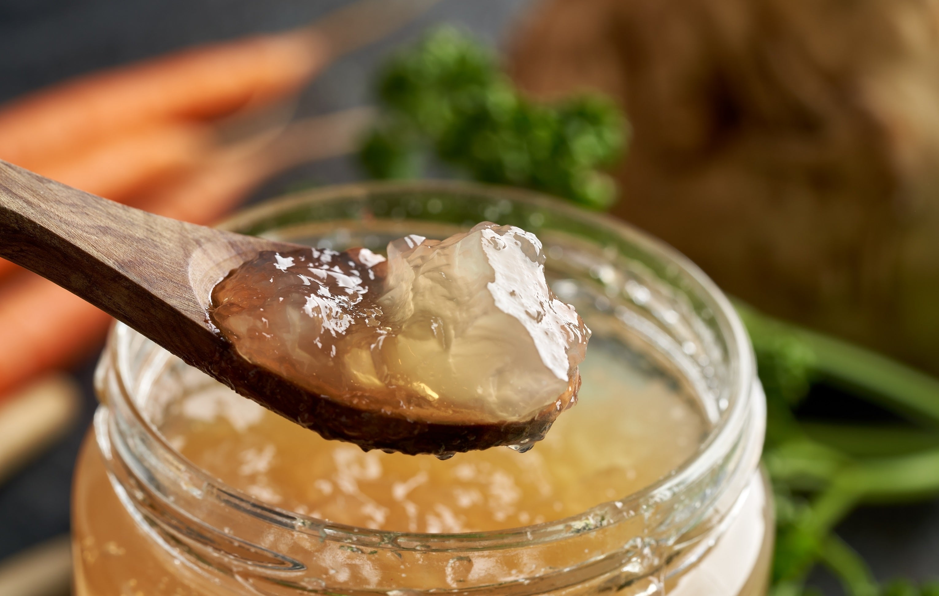 Here is the simple anti-aging and anti-inflammatory broth recipe to fill up with gelatin and collagen to regenerate your beauty and well-being.